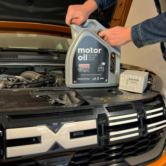 Mecânico a fazer manutenção numa viatura Dacia